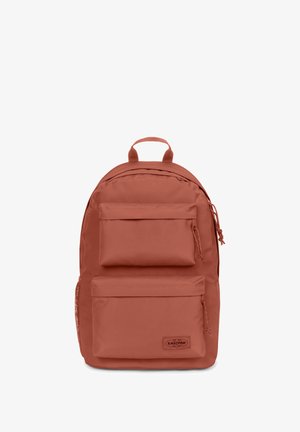 Rustrød rygsæk med to forreste lynlåslommer, et top-håndtag og en side netlomme, mærket med en Eastpak-logo lap.
