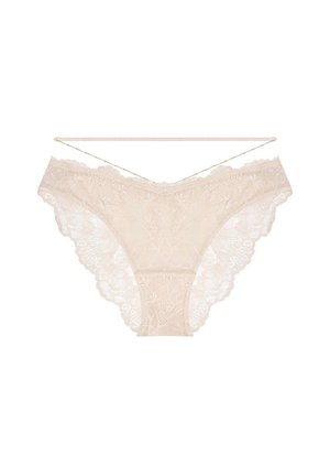 Koronkowy thong w kolorze nude z kwiatowym wzorem, wykonany z siateczkowego materiału i z falbaniastymi krawędziami, podkreślony cienkimi paskami w talii.