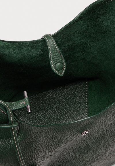 Sac à main en cuir vert avec une finition texturée, présentant un intérieur lisse, des accessoires en argent et des détails cousus le long des bords.