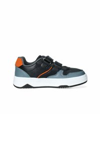 Scarpa sportiva nera e grigia con due cinturini in Velcro, suola bianca, accentuazione arancione sul tallone e materiale superiore texturizzato.