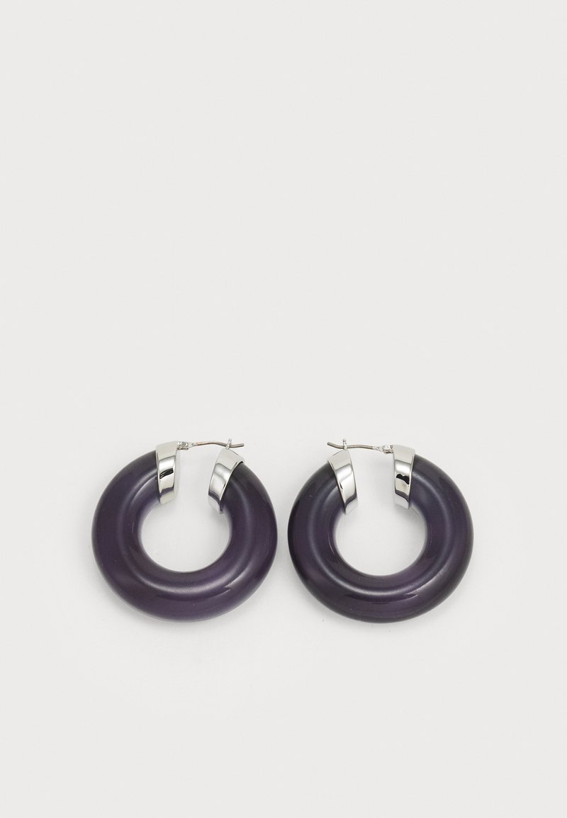 Lilla harpiks hoop øredobber med sølvfargede metalldetaljer. Sirkulær form med glossy finish, med en sikker hengselåpning.