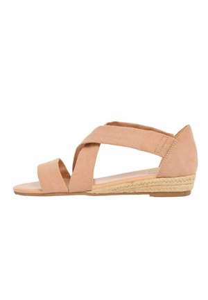 Ruskeat mokkanahasta tehdyt avonahkaiset sandaalit, joissa on ristiin menevät remmit, matala kiilakorko punottua yksityiskohtaa korostamassa ja suljettu takakappale.