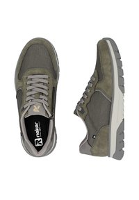 Graue Sneaker aus Wildleder und Mesh mit rundem Zehenbereich, gepolstertem Kragen, grauen Schnürsenkeln und dicker, kontrastierender Gummisohle. Mit seitlichem Reißverschluss.