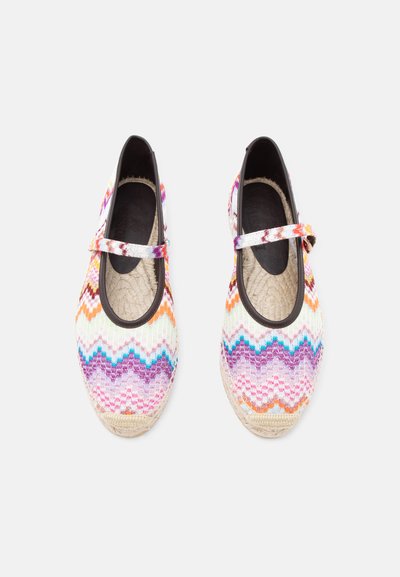 Ζευγάρι πολύχρωμα παπούτσια espadrille Mary Jane με ζιγκ ζαγκ μοτίβο, πλεκτές σόλες από ζεστό, και ρυθμιζόμενα υφασμάτινα λουριά σε λευκό φόντο.
