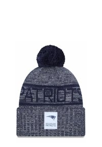 Marineblaue Strickmütze mit einem Bommel und einem Umschlag, ausgestattet mit grauen Mustern und einem Logo-Patch, das "NEW ENGLAND PATRIOTS" zeigt.