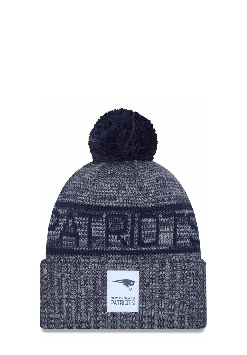 Marineblaue Strickmütze mit einem Bommel und einem Umschlag, ausgestattet mit grauen Mustern und einem Logo-Patch, das "NEW ENGLAND PATRIOTS" zeigt.