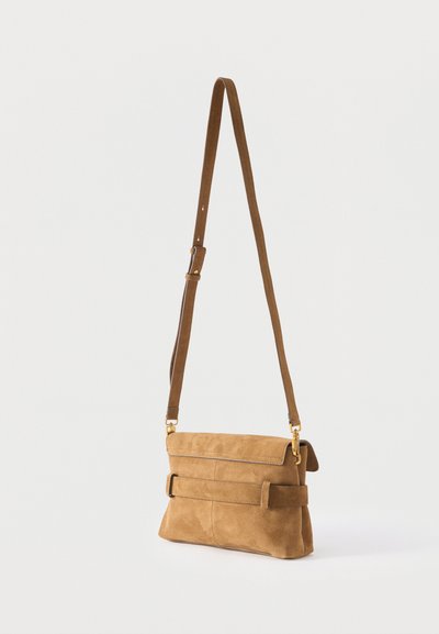 Τσάντα χιαστί από ανοιχτό καφέ σουέτ με κλείσιμο με καπάκι, ρυθμιζόμενο λουράκι και οριζόντια λεπτομέρεια ζώνης στο μπροστινό μέρος.
