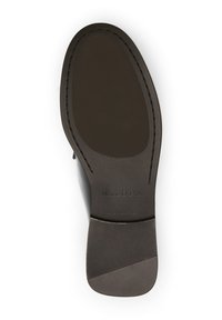 Talpa de pantof din piele neagră, netedă cu secțiuni texturate, având o margine cusută și numele brandului gravat, „Mare O'Polo.”