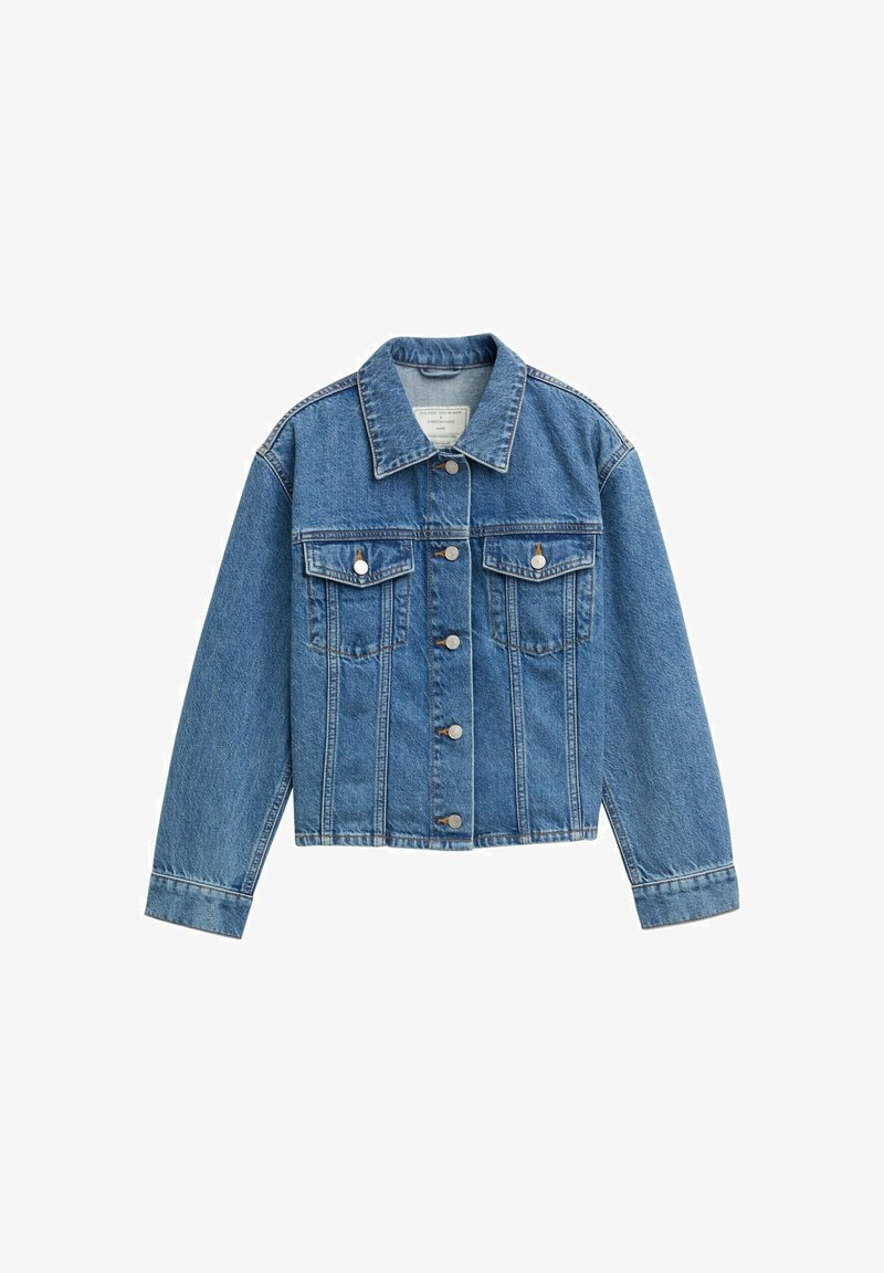 Šviesiai mėlynas džinsinis švarkas su dviem krūtinės kišenėmis, sidabriniais metaliniais mygtukais ir klasikiniu apykakle. Taip pat turi tiesų kirpimą ir ilgus rankovės.