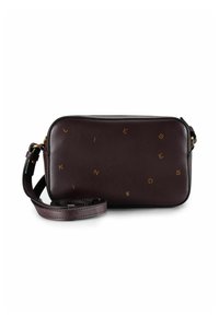 Czarna skórzana torebka typu crossbody z złotymi akcentami i rozsianymi złotymi literami tworzącymi artystyczny wzór z przodu.