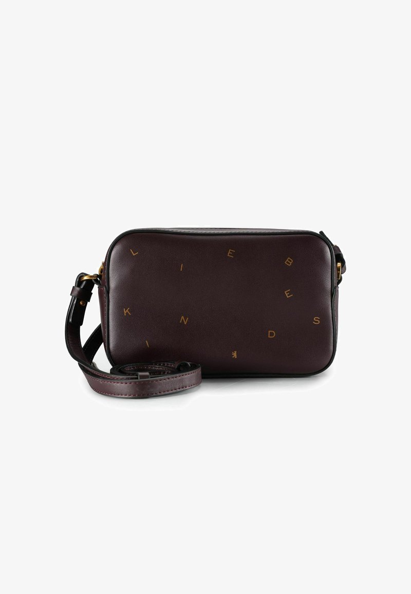 Czarna skórzana torebka typu crossbody z złotymi akcentami i rozsianymi złotymi literami tworzącymi artystyczny wzór z przodu.