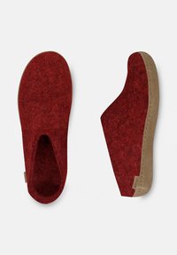 Pantofole in feltro rosso con tallone chiuso e punta aperta, caratterizzate da una suola texturizzata color beige e un'accents laterale per un tocco di dettaglio in più. Design morbido e senza cuciture.