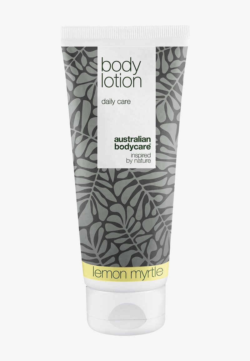 Bodylotiontub med grått bladmönster, gul accent, vitt lock och etiketter med texten "daily care" och "lemon myrtle".