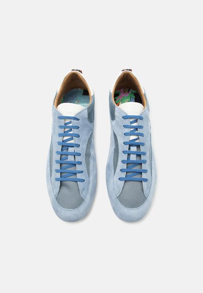 Paire de baskets en suède et mesh bleu clair avec lacets assortis, bout arrondi et semelles intérieures à motif floral.