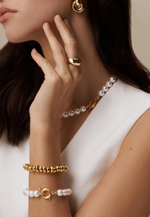 Χρυσά σκουλαρίκια κρίκοι, κολιέ με μαργαριτάρια και δύο βραχιόλια· το ένα με χρυσούς κρίκους και το άλλο με μαργαριτάρια και χρυσό κούμπωμα. Ομαλές υφές.