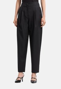 Pantaloni neri a gamba larga realizzati in un tessuto liscio, con pieghe frontali, chiusura con bottone e vita media.