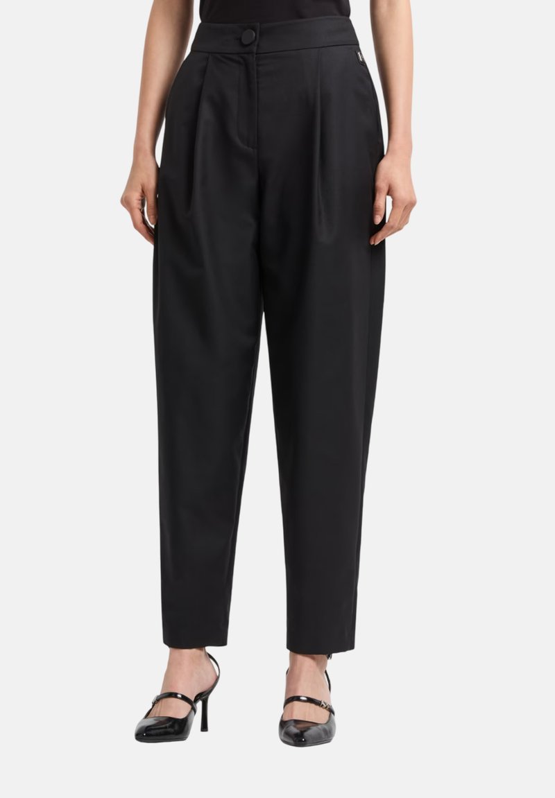 Pantaloni neri a gamba larga realizzati in un tessuto liscio, con pieghe frontali, chiusura con bottone e vita media.