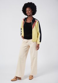 LOVIN' IS REALLY MY GAME - TRACK - Trainingsvest - yellow