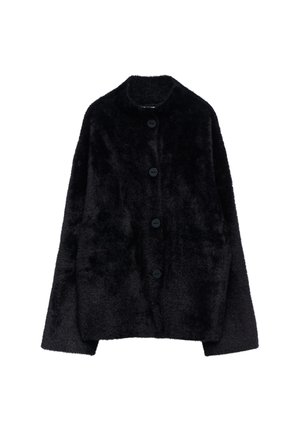 Zwarte fuzzy button-up jas met lange mouwen en een ronde kraag, weergegeven op een witte achtergrond.