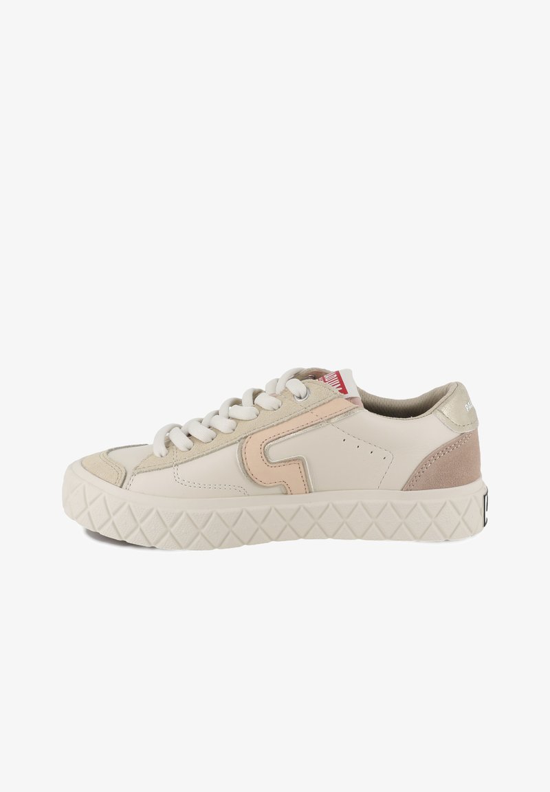 Baskets avec une empeigne en cuir beige et rose clair, détails en daim, bout rond, fermeture à lacets blanche et semelle en caoutchouc texturée.