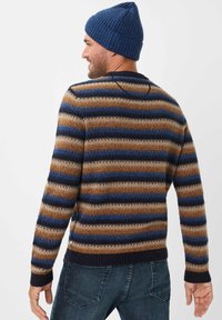 Heren trui met een gestreept patroon in bruin, blauw en beige, gemaakt van gebreid materiaal met geribbelde manchetten. Vergezeld van een blauwe geribbelde muts.