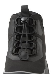 Scarpa atletica nera con tomaia testurizzata, punta arrotondata e lacci elastici con un sistema di chiusura a toggles. Design minimalista con accenti grigi.