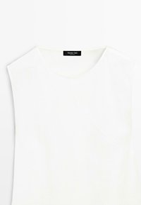 Witte mouwloze top met gewatteerde schouders en ronde halslijn, met label Massimo Dutti, plat neergelegd op een witte achtergrond.