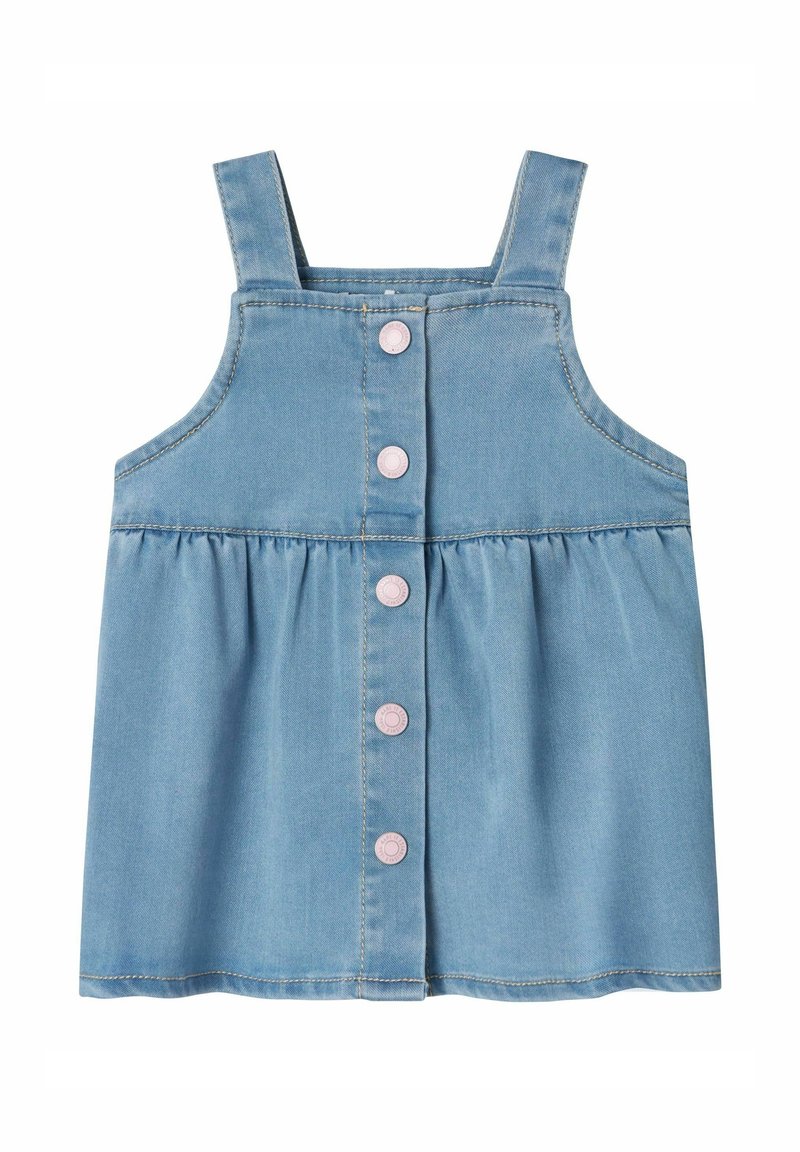 Robe sans manches en denim bleu clair avec boutons-pression roses à l'avant et détail de taille froncée.