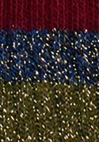 Maglione lavorato a maglia con una parte superiore a coste di colore bordeaux, seguito da strisce orizzontali di blu e verde, con un motivo in filato multicolore testurizzato.
