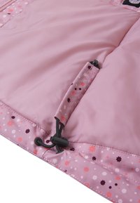 Rosa gesteppter Stoff mit floralen Mustern in verschiedenen Farben. Enthält einen Kordelzug mit schwarzem Zubehör zur Anpassung.