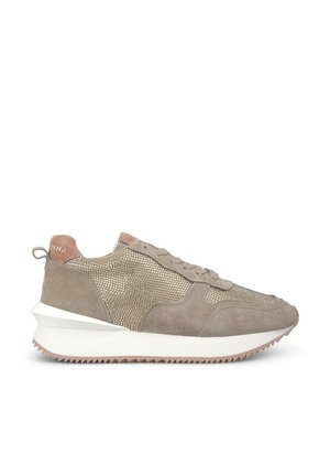 Sneaker sportive con una toma in suede taupe e rete, dotate di lacci rotondi, colletto imbottito e una suola piatta bianca con dettagli a zigzag.