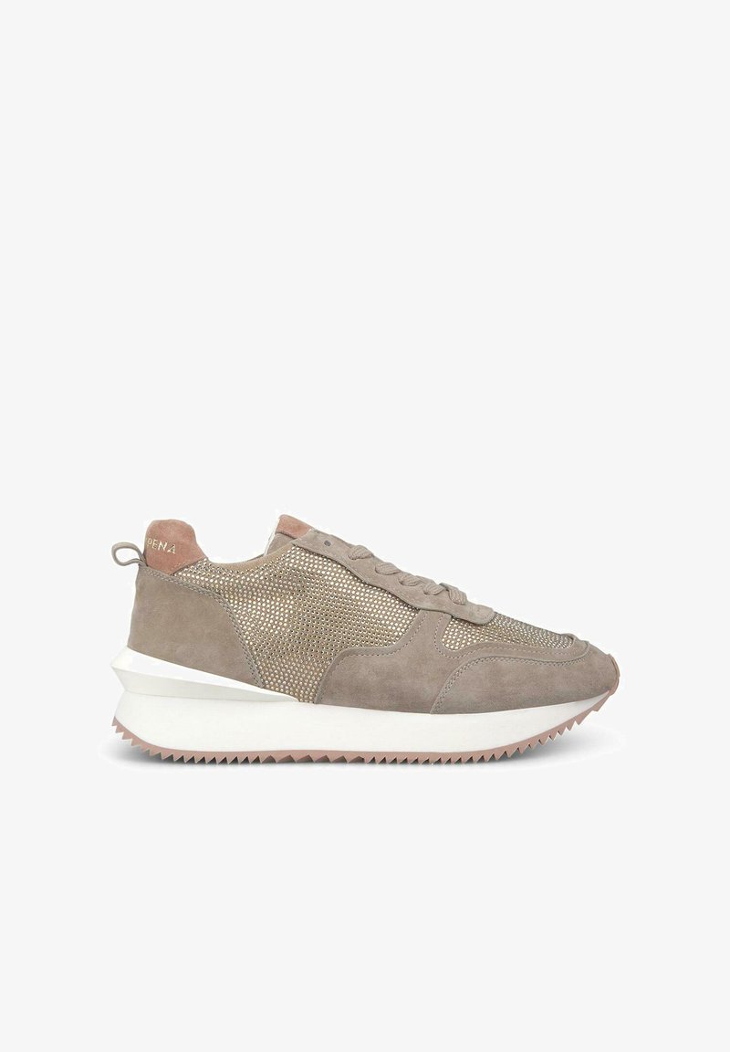 Sportliche Sneakers mit einem Obermaterial aus taupefarbenem Wildleder und Mesh, runden Schnürsenkeln, einem gepolsterten Kragen und einer weißen Plateausohle mit Zickzack-Details.