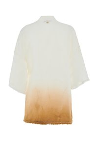 Top kimono largo in crema con una transizione gradiente verso un marrone caldo. Presenta maniche larghe e un orlo frangiato. Etichetta posizionata sotto il colletto.