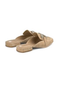 Mules en suède beige avec un nez pointu, dotées d'une bande décorative en strass et d'un petit talon bloc pour la stabilité.