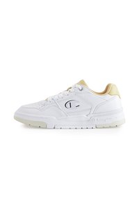 Witte leren sneaker met gouden accenten, vetersluiting, geperforeerde teebox en gestructureerde hiel, met een logo aan de zijkant en op de tong.