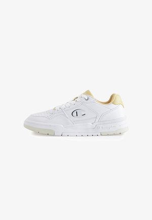 Weiße Ledersneaker mit goldenen Akzenten, Schnürverschluss, gelochtem Zehenbereich und strukturiertem Fersenbereich, mit einem Logo an der Seite und auf der Zunge.