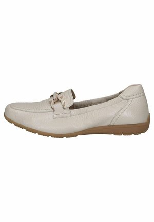 Mocassin en cuir beige avec un dessus texturé, un intérieur rembourré et un accent en métal doré sur la sangle. Semelle extérieure en caoutchouc flexible.