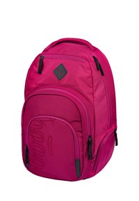Zaino in nylon rosa con tasca frontale con zip, logo ricamato, dettagli in metallo nero e design texture sul comparto principale.