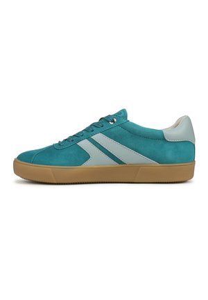 Sneaker in camoscio verde acqua con accenti grigi, punta rotonda e lacci coordinati. Presenta una suola in gomma color naturale e un motivo a strisce diagonali sui lati.