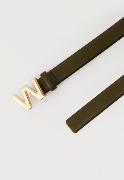 Πράσινη δερμάτινη ζώνη με γυαλιστερή αγκράφα σε χρυσό τόνο με το γράμμα «W». Ο ιμάντας έχει λεία υφή και ευθεία μορφή, με ελάχιστη ραφή.