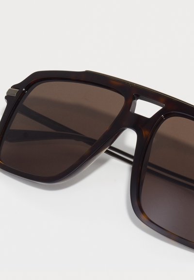 Ochelari de soare din fâșie de broască țestoasă, cu lentile întunecate, rame pătrate și un design proeminent al punții. Prezintă accente metalice pe tâmple.