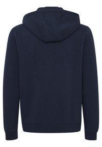 Tumši zila kapuce, izgatavota no mīksta kokvilnas maisījuma, ar plašu kapuci, ribotām aprocēm un gludu tekstūru bez redzamām rakstainēm vai akcentiem.