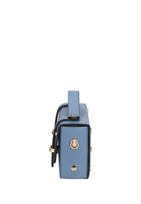 Borsa a mano in finta pelle blu con forma strutturata, dotata di manico superiore, hardware dorato e rifiniture nere. La vista laterale mostra il dettaglio della chiusura.