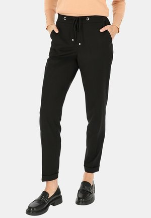 - Spodnie materiałowe