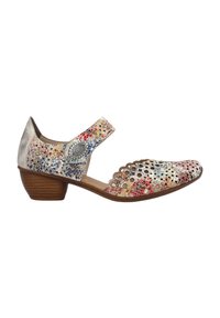Chaussure en cuir multicolore avec un bord festonné, des découpes et un petit talon en bois. Comprend une sangle pour un maintien sécurisé.