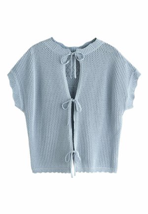 Lys blå strikket kortærmet cardigan med tre bindelukninger foran og mønstret åben struktur.
