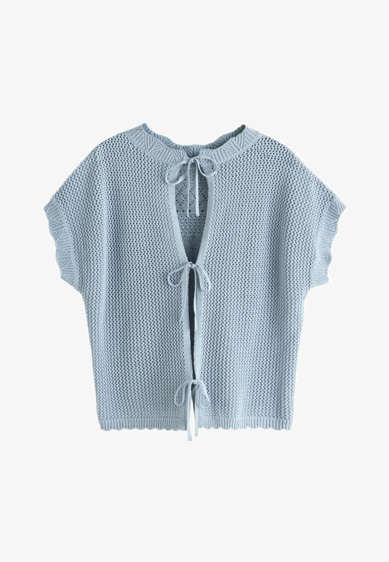 Cardigan bleu clair en maille, à manches courtes, avec trois fermetures à nouer sur le devant et un motif texturé en maille ouverte.