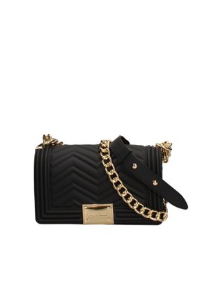 Zwarte gewatteerde handtas met gouden kettingriem en rechthoekige gouden merkplaat aan de voorkant.