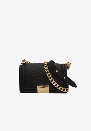 Schwarze gesteppte Handtasche mit goldener Kettenriemen und rechteckiger goldener Markenplakette auf der Vorderseite.