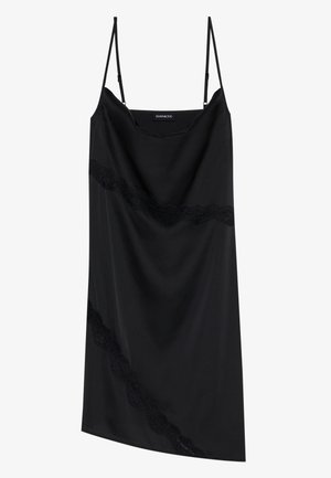 Robe nuisette en satin noir avec des détails en dentelle, dotée de fines bretelles réglables et d'un ourlet asymétrique pour un intérêt visuel supplémentaire.